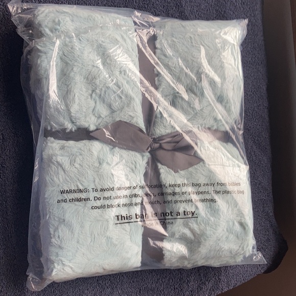 Relisted Madison Park faux fur throw 60 X 70 in - Picture 10 of 13